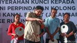Momen AHY-Ara Serahkan Kunci Rusun Rawa Buaya ke Warga Kolong Tol Angke