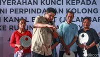 Sebelumnya Camat Grogol Petamburan, Agus Sulaiman mengatakan ada 44 KK yang terdiri atas 120 jiwa yang pindah hari ini ke Rusun Rawa Buaya.