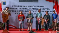 Penyerahan Kunci itu diwakilkan oleh 5 warga Kolong Tol Angke.