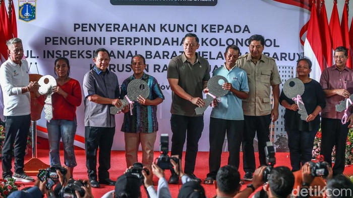 Menteri Koordinator Bidang Infrastruktur dan Pembangunan Kewilayahan RI Agus Harimurti Yudhoyono (AHY) dan Menteri Perumahan dan Kawasan Permukiman (PKP) RI Maruarar Sirait (Ara) menyerahkan kunci Rusunawa Rawa Buaya kepada warga kolong tol Angke, Sabtu (30/11/2024).