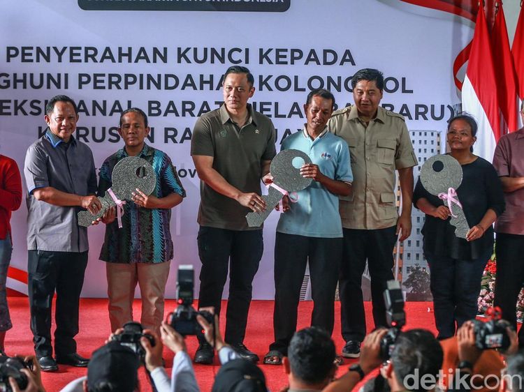 Momen AHY-Ara Serahkan Kunci Rusun Rawa Buaya ke Warga Kolong Tol Angke