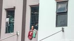 Momen AHY-Ara Serahkan Kunci Rusun Rawa Buaya ke Warga Kolong Tol Angke