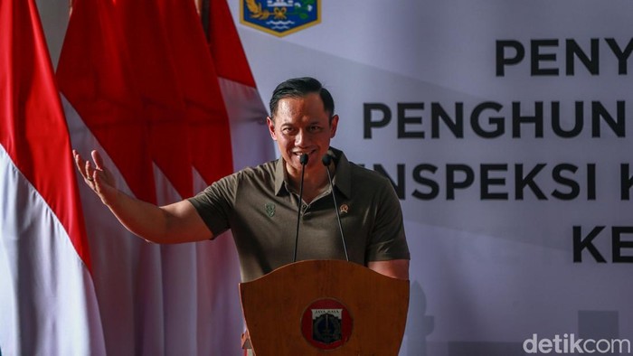 Menteri Koordinator Bidang Infrastruktur dan Pembangunan Kewilayahan RI Agus Harimurti Yudhoyono (AHY) dan Menteri Perumahan dan Kawasan Permukiman (PKP) RI Maruarar Sirait (Ara) menyerahkan kunci Rusunawa Rawa Buaya kepada warga kolong tol Angke, Sabtu (30/11/2024).