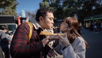 Pasangan yang sudah dikaruniai 1 anak ini sering membagikan momen manis. Salah satunya berbagi kentang goreng saat liburan di luar negeri. Foto: Instagram gilangdirga