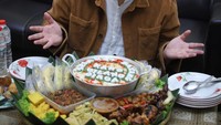 Ulang tahun Gilang Dirga begitu manis dengan kejutan makanan yang ia terima. Kali ini ada setampah nasi liwet beserta lauk pauknya. Foto: Instagram gilangdirga