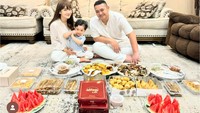 Pria yang juga berprofesi sebagai presenter ini mengucapkan terima kasih pada pedangdut King Nassar. Ia dan keluarga kecilnya dikirimi nasi mandhi yang sedap aromatik. Foto: Instagram gilangdirga