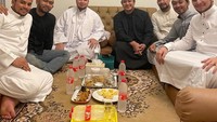 Mengikuti pengajian, Gilang Dirga kumpul bersama teman-temannya. Di hadapan mereka sudah tersaji aneka camilan dan kue enak. Foto: Instagram gilangdirga