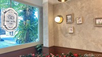 Mr. Milk & Co berlokasi di Jalan Puri Kembangan Nomor 10. Kafe ini mungil, berdiri di area compound space dengan tenant-tenant kuliner lain di sekitarnya.