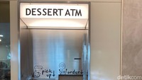 Ini dia spot paling menarik di Mr. Milk & Co! Berupa Dessert ATM yang diperuntukkan sebagai tempat pesan dessert. Jadi sifatnya self-service!