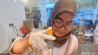 Menariknya lagi, kamu bisa mengintip proses bikin dessert di Mr. Milk & Co. Sebab ruangan dapur dan bersantap dibatasi kaca bening.