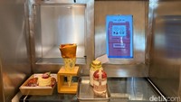 Jika sudah pesan di layar sentuh dan melakukan pembayaran via online, maka kamu tinggal tunggu pesanan disiapkan. Saat sudah siap, kamu bisa mengambilnya dari balik Dessert ATM.