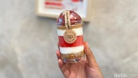 Tak kalah cantik, ini Watermelon Cake (Rp 50 ribu) yang bentuknya berupa lapisan. Bagian atas diisi potongan stroberi segar, disusul almond dacquoise, rose-scented cream, dan semangka ukuran tebal.