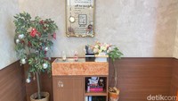 Meski ruangannya mungil, tapi tiap sudutnya dibuat estetik. Seperti adanya pohon Natal mini dalam ruangan dan kaca bertuliskan nama-nama menu.