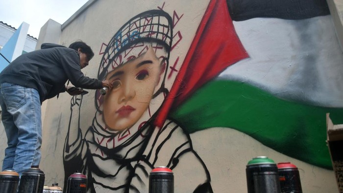 Mural untuk Palestina di Bogor Suarakan Perjuangan dan Perdamaian Seniman membuat mural dengan tema Palestina di Taman Corat-Coret Kota Bogor, Jawa Barat, Sabtu (30/11/2024). Aksi membuat mural dan grafiti yang digelar lembaga kemanusiaan SalamAid bersama komunitas Rain City Strike tersebut dalam rangka Hari Solidaritas Internasional bersama masyarakat Palestina yang bertujuan untuk terus menyuarakan perjuangan dan perdamaian di Palestina. ANTARA FOTO/Arif Firmansyah/nym.