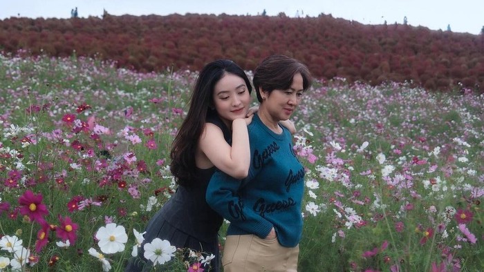 kebersamaan natasha wilona dengan ibundanya.