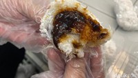 Untuk varian gula aren, terasa manis legit dan sensasinya seperti menikmati klepon. Isiannya juga langsung meleleh dan sangat melimpah. Foto: detikFood/Yenny Mustika Sari