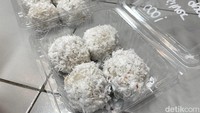 Kami mencoba isi 4 per varian, seharga Rp 20.000 (gula aren) dan Rp 30.000 (cokelat Silverqueen). Onde-onde yang kami cicip baru saja dibuat, jadi isiannya masih lumer. Foto: detikFood/Yenny Mustika Sari