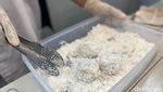 Unik! Onde-onde Manado Ini Isinya Cokelat Lumer
