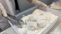 Tampilan onde-onde ini mirip seperti klepon, pembedanya ada pada adonan yang berwarna putih dan ukurannya besar. Penyajiannya juga menggunakan kelapa parut. Foto: detikFood/Yenny Mustika Sari