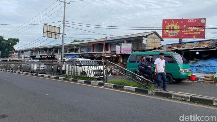 Pagar pembatas jalan di Jalan AH Nasution Ujungberung rusak dan hilang.