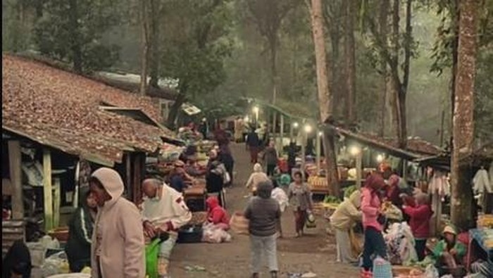 Pasar di tengah hutan di Kintamani, Bangli.