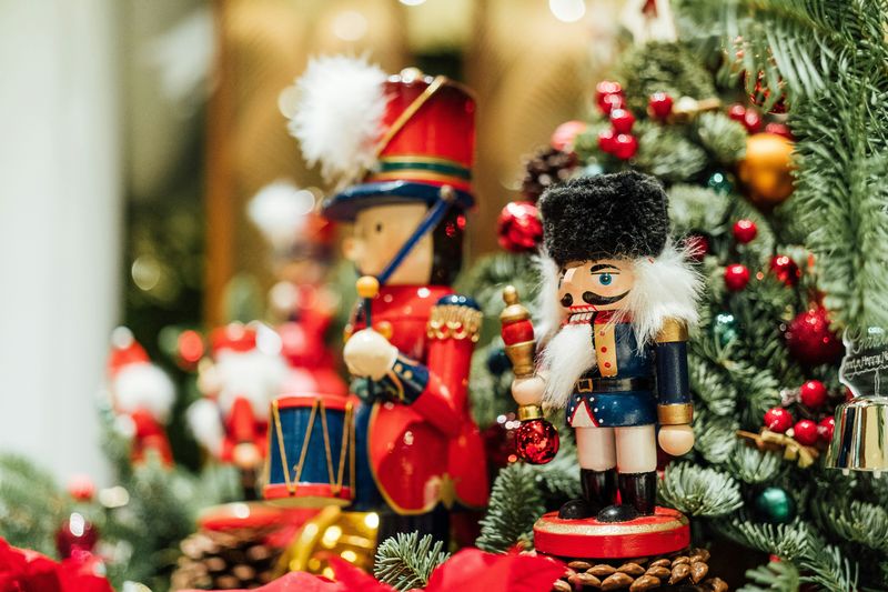 Ide dekorasi Natal 2024 Terbaru yang Unik, Sederhana, hingga Modern dengan patung Nutcracker