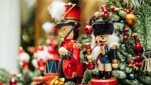 Ide dekorasi Natal 2024 Terbaru yang Unik, Sederhana, hingga Modern dengan patung Nutcracker