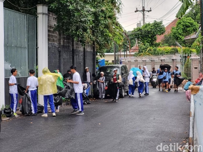Pelajar yang melakukan plogging dengan garis start dan finis di Lapangan Widoro Kandang, Kotabaru, Gondokusuman, Kota Jogja, Sabtu (30/11/2024).