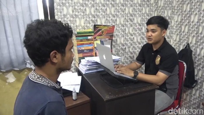 Pelaku pemerkosaan (kiri) siswi SMP di Maros saat diperiksa polisi.