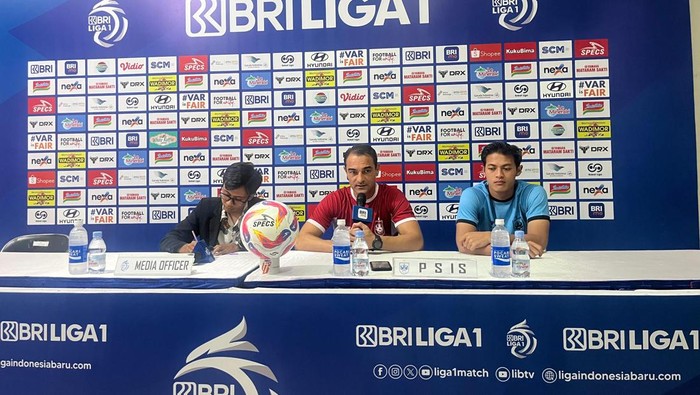 Pelatih PSIS Semarang Gilbert Agius bersama pemainnya, Alfeandra Dewangga dalam sesi jumpa pers jelang laga PSIS vs Semen Padang, Sabtu (30/11/2024).
