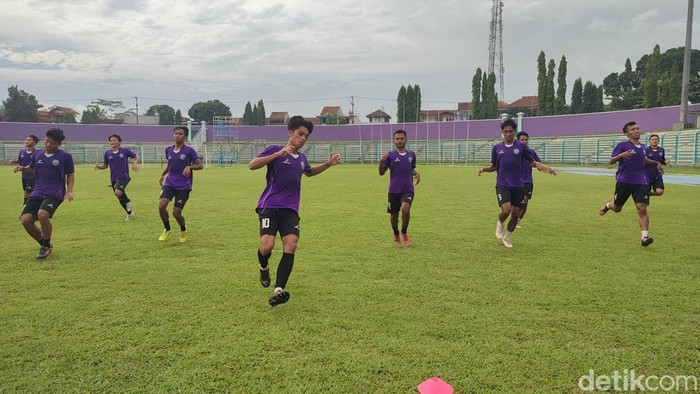 Pemain PSGC Ciamis latihan di Stadion Galuh, Kabupaten Ciamis, Sabtu (30/11/2024).