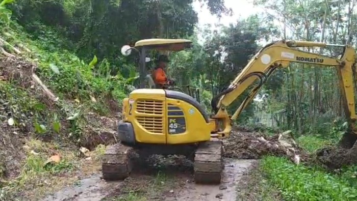 Pembersihan jalur longsor di Rowoterate Malang