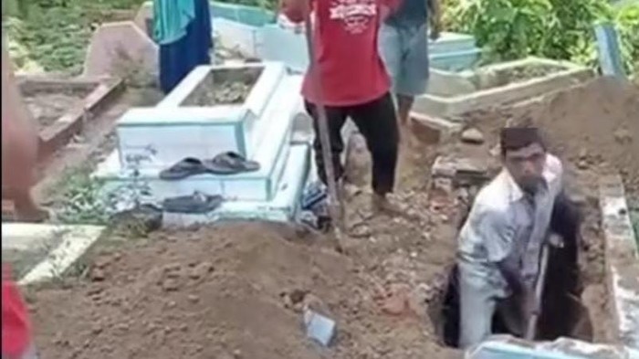 Pembongkaran makam di Bulukumba gegara diduga beda dukungan di Pilkada 2024.