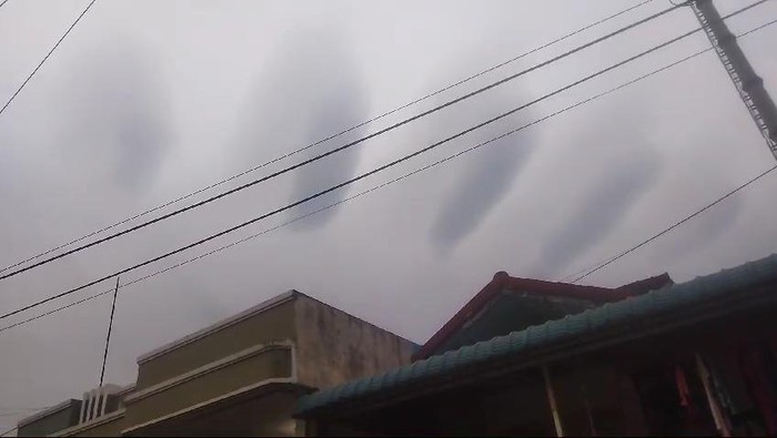 Penampakan awan berbentuk ruas jari di langit Batam, Kepri. (dok. Istimewa)