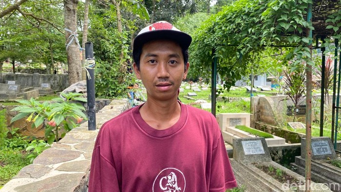 Penampakan tanggul jebol di TMP Cikutra Bandung yang ditimbulkan kerusakan banyak makam.