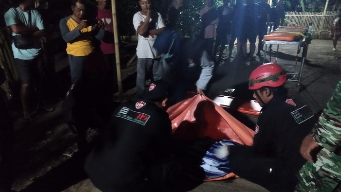 Proses evakuasi korban tersengat listrik di Desa Tangkil, Kecamatan/Kabupaten Sragen, Sabtu (30/11/2024).