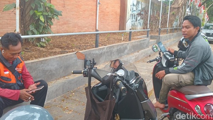 Dua pengemudi ojol di Jalan Tantular Barat, Renon, Denpasar, Sabtu (30/11/2024).
