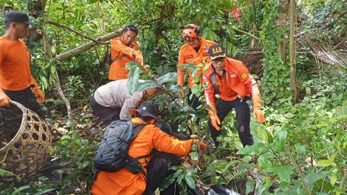 Tim pencarian menemukan korban tergeletak meninggal di bawah pohon setelah pencairan empat hari, Sabtu (30/11/2024). (Dok. Basarnas Bali).