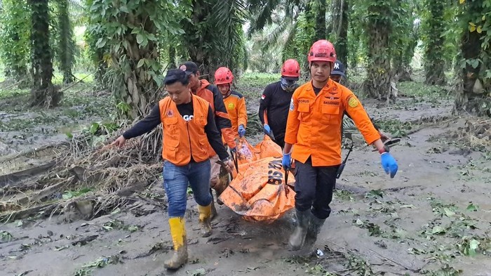 Petugas SAR saat mengevakuasi korban ke-10 bencana longsor Sibolangit, Deli Serdang bernama Tengku Riski. (Dok. Basarnas Medan)