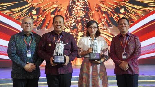 Pj Gubernur Bali Mahendra Jaya  menerima penghargaan BI Award dari Bank Indonesi, Jumat (29/11/2024)