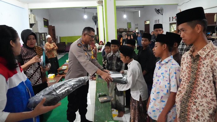 Polda Jateng bekerja sama dengan Pertamina mengadakan kegiatan sosial di Yayasan Sosial & Panti Asuhan AT-Taqwa di Semarang, Jumat (29/11/2024).