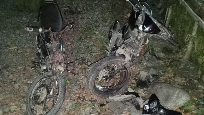 Polisi mengamankan 2 sepeda motor yang terlibat kecelakaan di Banggai.