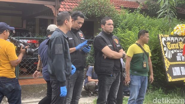 Polisi menggelar olah tempat kejadian perkara (TKP) kasus remaja 14 tahun membunuh ayah dan neneknya di Lebak Bulus, Cilandak (Taufiq S/detikcom)