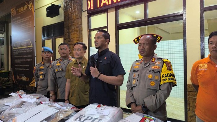 Polisi merilis penahanan pembakar kotak suara dan penetapan tersangka perusakan kotak suara di Sungai Penuh, Jambi