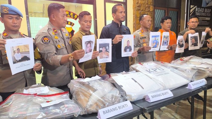 Polisi merilis tampang 9 pelaku perusakan kotak suara di Sungai Penuh.