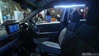 Secara fitur, Citroen E-C3 dibekali fitur-fitur yang tergolong standar atau bahkan bisa dikatakan tertinggal. Misal kunci kontaknya masih berbentuk konvensional alih-alih pakai sistem keyless yang modern. Selain itu, rem tangannya pun masih menggunakan model konvensional berbentuk tuas, dan joknya menggunakan sandaran kepala model fix.  