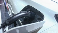 Mobil ini dibekali Permanent Magnet Synchronous Motor dengan tenaga 57 PS dan torsi 143 Nm. Maksimal kecepatan yang bisa diraih yakni 107 km/jam. Mode berkendaranya hanya ada standard dan ECO. Adapun baterainya berjenis High Energy Density Lithium-Ion Battery Pack dengan kapasitas 29,2 kWh. Citroen mengklaim setiap 1 kWh-nya bisa menempuh jarak 9,7 km dan untuk keseluruhannya, kapasitas baterai tersebut diklaim bisa menjangkau jarak total 320 km.  