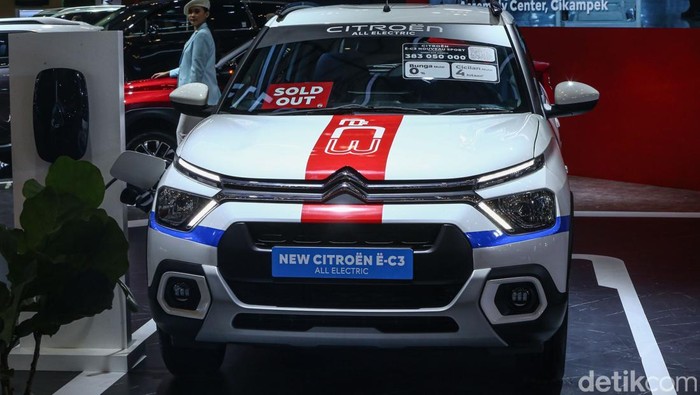 Citroen E-C3 resmi dijual di Indonesia dengan banderol cukup terjangkau, yakni Rp 377 juta on the road Jakarta. Mobil listrik bergaya SUV ini rencananya bakal dirakit lokal di Purwakarta.