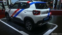 Secara desain, Citroen E-C3 tak jauh-jauh dari desain saudara-saudaranya seperti Citroen C3 dan Citroen C3 Aircross. Mengusung gaya SUV, Citroen E-C3 hadir dengan wajah yang modern dan futuristis, dilengkapi over fender berwarna hitam yang menyambung hingga ke bodi cladding bagian samping.  