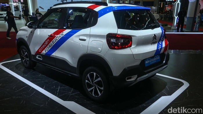 Citroen E-C3 resmi dijual di Indonesia dengan banderol cukup terjangkau, yakni Rp 377 juta on the road Jakarta. Mobil listrik bergaya SUV ini rencananya bakal dirakit lokal di Purwakarta.